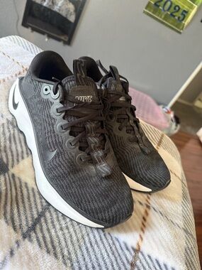 Nike Black and White Athletic Running Shoes